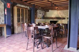 ein Esszimmer mit Tisch und Stühlen in der Unterkunft Albergue Turístico Via de la Plata in Baños de Montemayor