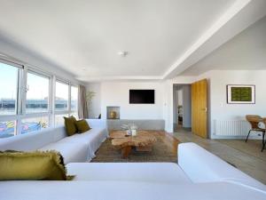 Μια τηλεόραση ή/και κέντρο ψυχαγωγίας στο Luxury City Penthouse with views