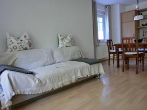 un soggiorno con un divano bianco e un tavolo di Ferienwohnung H 25 "Tausendschön" a Graal-Müritz