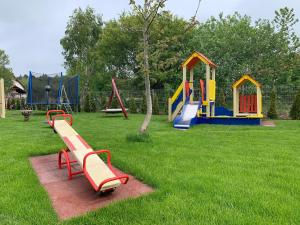 un parque con banco y parque infantil en "Domki na Miłej "Niechorze, en Niechorze