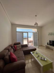 ein Wohnzimmer mit einer Couch und einem Couchtisch in der Unterkunft Apartments Wonderful bay in Sarandë