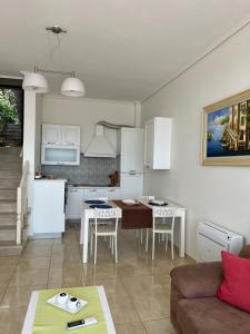 cocina y sala de estar con sofá y mesa en Apartments Wonderful bay, en Sarandë