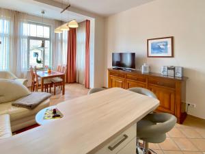 - un salon avec un canapé et une table dans l'établissement Villa Jasmin - Ferienwohnung 7, à Heringsdorf