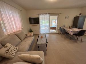 uma sala de estar com um sofá e uma mesa em Dora house with WiFi and outdoor swimming pool em Pula