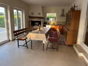 een keuken met een tafel en stoelen en een open haard bij Dora house with WiFi and outdoor swimming pool in Pula