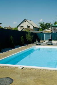 uma grande piscina azul num quintal em Bulgary House em Kryzhanivka