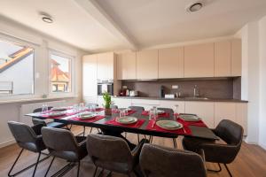 ein Esszimmer mit Tisch und Stühlen in der Unterkunft Lit Living - Luxury - Box Spring - Parking - 4 Bed Rooms - 13 persons - Duplex apartment in Hemsbach