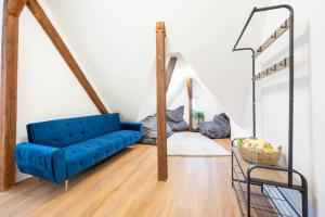 ein Wohnzimmer mit einem blauen Sofa und Holzböden in der Unterkunft Lit Living - Luxury - Box Spring - Parking - 4 Bed Rooms - 13 persons - Duplex apartment in Hemsbach