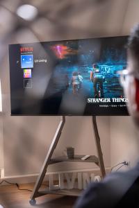 einen TV-Bildschirm mit einem Videospiel darauf in der Unterkunft Lit Living - Luxury - Box Spring - Parking - 4 Bed Rooms - 13 persons - Duplex apartment in Hemsbach