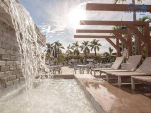 une fontaine au milieu d'un patio dans l'établissement DiRoma Resort / Splash e Acqua Park, à Caldas Novas