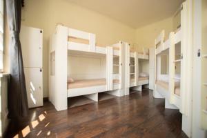Uma cama ou camas num quarto em All in Hostel