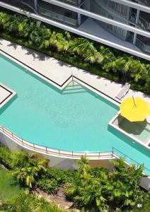- une vue sur la piscine située dans un bâtiment dans l'établissement The Top Floor Luxury accomodation for 2 Spa Bath, à Airlie Beach