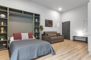 une chambre avec un lit et un canapé dans l'établissement Cozy Studio Apartment, à Reykjavik