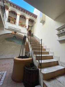 un edificio con escaleras y una fuente en un patio en Blue Zì Albina Apartments, en Vasto