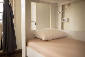Uma cama ou camas num quarto em All in Hostel
