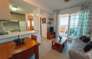 cocina y sala de estar con sofá y mesa en C Veneziola A5J, en La Manga del Mar Menor