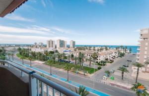 balcón con vistas a la ciudad y al océano en C Veneziola A5J, en La Manga del Mar Menor