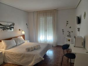 sypialnia z łóżkiem z 2 poduszkami w obiekcie El Pozo de la Nieve w mieście Tordesillas
