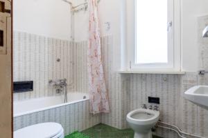ein Badezimmer mit einem WC, einer Badewanne und einem Waschbecken in der Unterkunft Casa Bruna in Seravezza