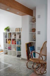 アルテアにあるCarrer la Sèquiaの椅子と本棚付きの部屋