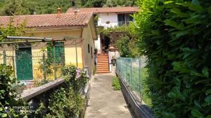 A garden outside Come a casa