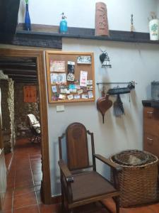 una habitación con una silla, una mesa y un estante en Descanso en Burgozarre, en Mungia