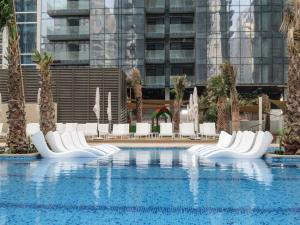 Bazén v ubytování High Floor - Beautiful 1BR Dubai Marina Gate nebo v jeho okolí