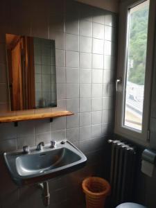 uma casa de banho com um lavatório e um espelho em Locanda Ostu di San giacu em Boves