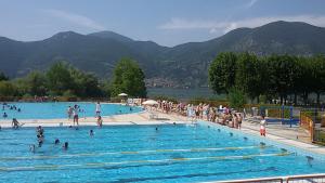 a group of people in a swimming pool at Camping Sassabanek in Iseo