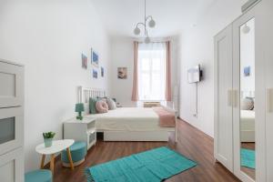 una piccola camera con letto e tavolo di SZ63 Szondi Apartment a Budapest