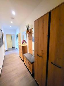 um quarto com um quarto com armários de madeira e um quarto com em Ferienwohnung SehrGemütlich em Lichtenstein