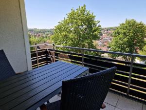 ブラウンラーゲにあるNelsonの眺めの良いバルコニーにテーブルと椅子が置かれている