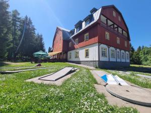 Garður fyrir utan Hotel Lesní Chata
