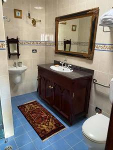 y baño con lavabo, aseo y espejo. en Evermoore Retreat Castle by the river, en Gleniffer