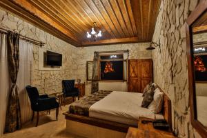 um quarto com uma cama, uma mesa e cadeiras em CaveAdocia em Nevşehir
