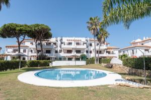 Bazén v ubytovaní Apartamento Planta Baja Coto Sancti Petri Playa de la Barrosa alebo v jeho blízkosti