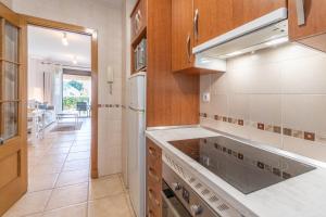 cocina con fregadero y encimera en Apartamento Planta Baja Coto Sancti Petri Playa de la Barrosa, en Chiclana de la Frontera