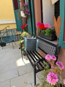 ławka siedząca przed budynkiem pełnym kwiatów w obiekcie Das kleine Stadthaus w mieście Bernkastel-Kues