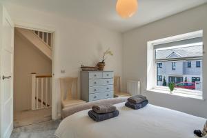 1 dormitorio con 1 cama con 2 almohadas en Finest Retreats - Brunels Reach, en Saltash