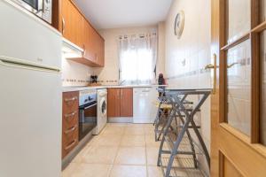 Kuchyňa alebo kuchynka v ubytovaní Apartamento Planta Baja Coto Sancti Petri Playa de la Barrosa