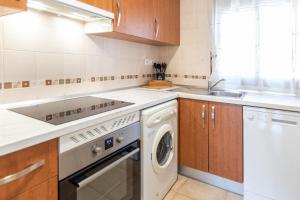 Kuchyňa alebo kuchynka v ubytovaní Apartamento Planta Baja Coto Sancti Petri Playa de la Barrosa + 17 fotografií