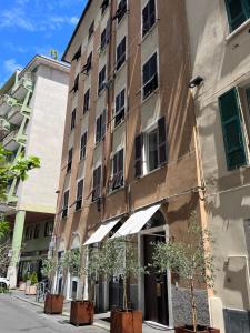 ラ・スペツィアにあるSan Martino Rooms Third Floor No Liftの目の前の通りに木々が並ぶ建物