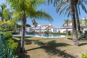 Bazén v ubytovaní Apartamento Planta Baja Coto Sancti Petri Playa de la Barrosa alebo v jeho blízkosti