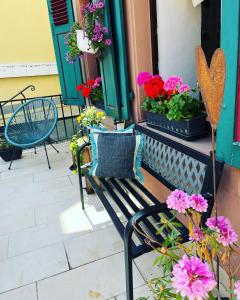 een bank op een veranda met bloemen bij Das kleine Stadthaus in Bernkastel-Kues