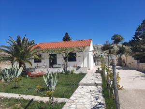 Casa blanca con techo rojo y patio en Haus Fernweh, en Rtina