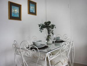 un tavolo da pranzo con un vaso sopra di Eucalyptus Cottage a Città del Capo