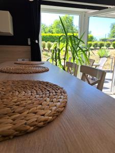 een houten tafel met twee platen erop bij Gîte rural "l'Anseromia" in Dinant