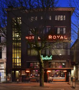 een gebouw met een heet neonbord erop bij Royal in Deventer
