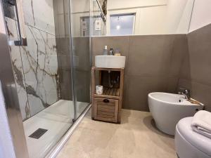 uma casa de banho com um chuveiro, um lavatório e um WC. em San Martino Rooms Third Floor No Lift em La Spezia