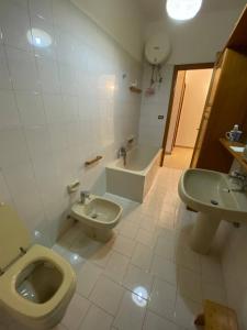 y baño con aseo, bidet y lavamanos. en Casa Ester, en Aradeo